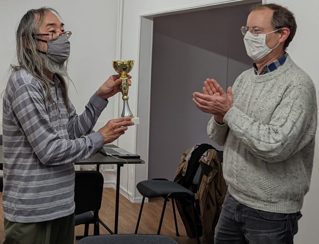 Takuji reçoit la coupe des mains de Marc Tastet, président de la FFO Takuji reçoit la coupe des mains de Marc Tastet, président de la FFO